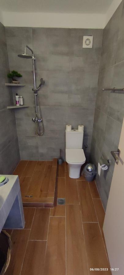 White Lotus Seaside Apartment Kini Bagian luar foto